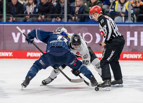 Linesperson David Tschirner fuehrt ein Bully Faceoff aus zwischen Markus Eisenschmid (EHC Red Bull Muenchen, 11) und Julian Chrobot (Grizzlys Wolfsburg, 40). GER, EHC Red Bull Muenchen vs. Grizzlys Wolfsburg, Eishockey, DEL, 32. Spieltag, Saison 2024 2025, 30.12.2024. GER, EHC Red Bull Muenchen vs. Grizzlys Wolfsburg, Eishockey, DEL, 32. Spieltag, Saison 2024 2025, 30.12.2024. Muenchen Copyright: xEibner-Pressefoto FranzxFeinerx EP_HFR