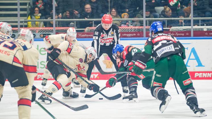 Samuel Dove-McFalls (75, Nürnberg Ice Tigers) und Jason Bast (45, Augsburger Panther) im Hintergrund Yannik Koziol (1.Linienrichter:in) beim Spiel Augsburger Panther v Nürnberg Ice Tigers, Eishockey, Herren, Penny DEL 2024 2025, 33.Spieltag am 03.01.2025 in Augsburg, Curt-Frenzel-Stadion. Bayern Deutschland