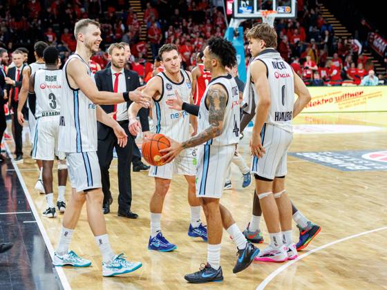 Team, Mannschaft, jubelt, Jubel, positive Emotionen, positive Emotion, Spielende, Niklas Wimberg (Hamburg Towers, 17), Brae Ivey (Hamburg Towers, 01), Jaizec Lottie (Hamburg Towers, 04), Bamberg Baskets vs. Veolia Towers Hamburg, Basketball, easyCredit BBL, 15. Spieltag, 06.01.2025 Bamberg Baskets vs. Veolia Towers Hamburg, Basketball, easyCredit BBL, 15. Spieltag, 06.01.2025 Bamberg Copyright: xEibner-Pressefoto G.xSantemizx EP_EER
