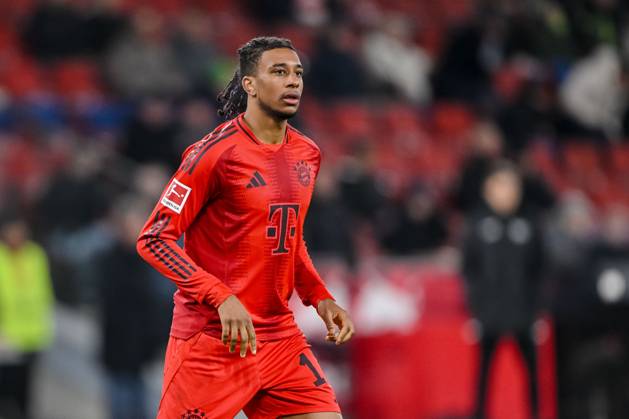 Michael Olise (FC Bayern Muenchen) Schaut während des Freundschaftsspiels zwischen RB Salzburg und FC Bayern München in der Red Bull Arena am 6. Januar 2025 in Salzburg, Österreich. (Foto von Harry Langer DeFodi Images) +++ Michael Olise (FC Bayern Muenchen) Looks on during the Friendly match between RB Salzburg and FC Bayern München at Red Bull Arena on January 6, 2025 in Salzburg, Austria. (Photo by Harry Langer DeFodi Images) Defodi-541_RBSFCB20250106_481