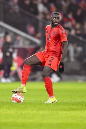 Dayot Upamecano (FC Bayern Muenchen) in Aktion, am Ball, Einzelaktion während des Freundschaftsspiels zwischen RB Salzburg und FC Bayern München in der Red Bull Arena am 6. Januar 2025 in Salzburg, Österreich. (Foto von Harry Langer DeFodi Images) +++ Dayot Upamecano (FC Bayern Muenchen) controls the Ball during the Friendly match between RB Salzburg and FC Bayern München at Red Bull Arena on January 6, 2025 in Salzburg, Austria. (Photo by Harry Langer DeFodi Images) Defodi-541_RBSFCB20250106_536
