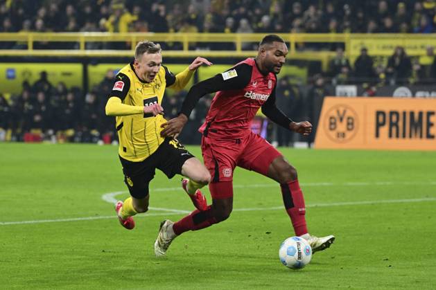 Maximilian Beier 14 (Borussia Dortmund) im Zweikampf, Aktion, mit Jonathan Tah 4 (Bayer 04 Leverkusen), Borussia Dortmund vs. Bayer Leverkusen, Fussball, 1. Bundesliga, 16. Spieltag, 10.01.2025 DFB regulations prohibit any use of photographs as image sequences and or quasi-video Dortmund Nordrhein-Westfalen Deutschland