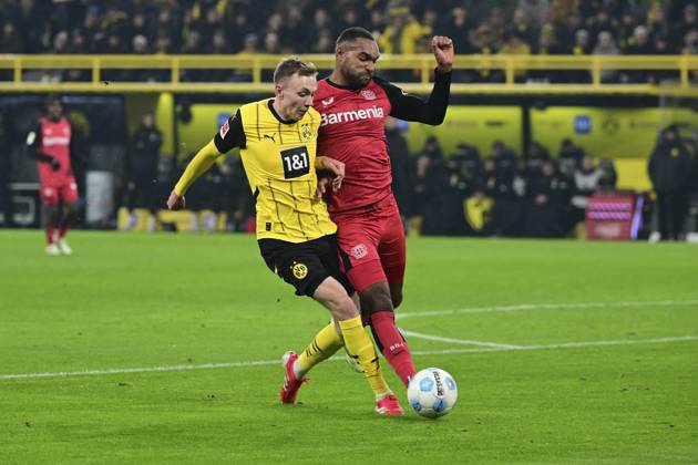 Maximilian Beier 14 (Borussia Dortmund) im Zweikampf, Aktion, mit Jonathan Tah 4 (Bayer 04 Leverkusen), Borussia Dortmund vs. Bayer Leverkusen, Fussball, 1. Bundesliga, 16. Spieltag, 10.01.2025 DFB regulations prohibit any use of photographs as image sequences and or quasi-video Dortmund Nordrhein-Westfalen Deutschland