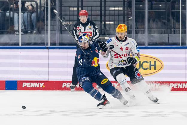 Kampf um den Puck Zweikampf zwischen Taro Hirose (EHC Red Bull Muenchen, 17) und Christian Wejse (Fischtown Pinguins Bremerhaven, 65). GER, EHC Red Bull Muenchen vs. Fischtown Pinguins Bremerhaven, Eishockey, DEL, 35. Spieltag, Saison 2024 2025, 10.01.2025. GER, EHC Red Bull Muenchen vs. Fischtown Pinguins Bremerhaven, Eishockey, DEL, 35. Spieltag, Saison 2024 2025, 10.01.2025. Muenchen Copyright: xEibner-Pressefoto HeikexFeinerx EP_HFR