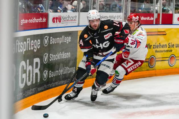 Kampf um den Puck Zweikampf zwischen Nickolas Latta (Towerstars Ravensburg, 14) und Moritz Raab (Selber Woelfe, 74), GER, Ravensburg Towerstars vs. Selber Woelfe, Eishockey, DEL2, Spielzeit 2024 2025, Spieltag 35, 10.01.25 GER, Ravensburg Towerstars vs. Selber Woelfe, Eishockey, DEL2, Spielzeit 2024 2025, Spieltag 35, 10.01.25 Ravenburg Copyright: xEibner-Pressefoto MaximilianxRisx EP_MRT