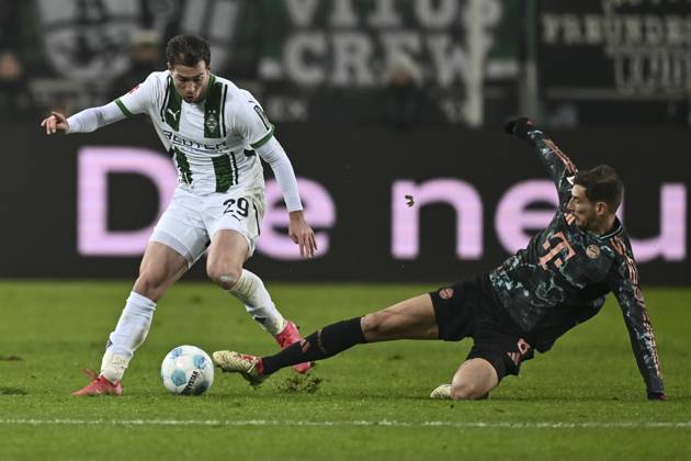 v. li. im Zweikampf Joe Scally (Moenchengladbach 29) Leon Goretzka (Muenchen 8) 11.01.2025 Fussball Borussia Moenchengladbach vs FC Bayern Muenchen, Borussia-Park, Moenchengladbach, DFB DFL REGULATIONS PROHIBIT ANY USE OF PHOTOGRAPHS AS IMAGE SEQUENCES AND OR QUASI-VIDEO NRW Germany