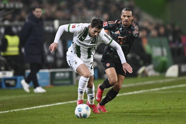 v. li. im Zweikampf Joe Scally (Moenchengladbach 29) Leroy Sane (Muenchen 10) 11.01.2025 Fussball Borussia Moenchengladbach vs FC Bayern Muenchen, Borussia-Park, Moenchengladbach, DFB DFL REGULATIONS PROHIBIT ANY USE OF PHOTOGRAPHS AS IMAGE SEQUENCES AND OR QUASI-VIDEO NRW Germany
