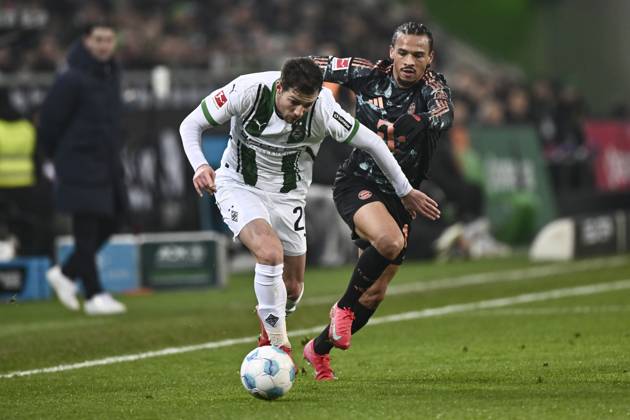 v. li. im Zweikampf Joe Scally (Moenchengladbach 29) Leroy Sane (Muenchen 10) 11.01.2025 Fussball Borussia Moenchengladbach vs FC Bayern Muenchen, Borussia-Park, Moenchengladbach, DFB DFL REGULATIONS PROHIBIT ANY USE OF PHOTOGRAPHS AS IMAGE SEQUENCES AND OR QUASI-VIDEO NRW Germany
