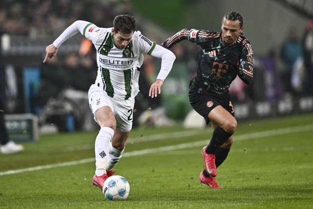 v. li. im Zweikampf Joe Scally (Moenchengladbach 29) Leroy Sane (Muenchen 10) 11.01.2025 Fussball Borussia Moenchengladbach vs FC Bayern Muenchen, Borussia-Park, Moenchengladbach, DFB DFL REGULATIONS PROHIBIT ANY USE OF PHOTOGRAPHS AS IMAGE SEQUENCES AND OR QUASI-VIDEO NRW Germany