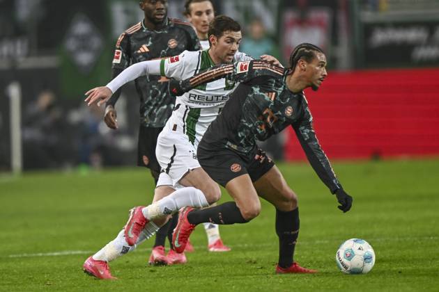 v. li. im Zweikampf Joe Scally (Moenchengladbach 29) Leroy Sane (Muenchen 10) 11.01.2025 Fussball Borussia Moenchengladbach vs FC Bayern Muenchen, Borussia-Park, Moenchengladbach, DFB DFL REGULATIONS PROHIBIT ANY USE OF PHOTOGRAPHS AS IMAGE SEQUENCES AND OR QUASI-VIDEO NRW Germany