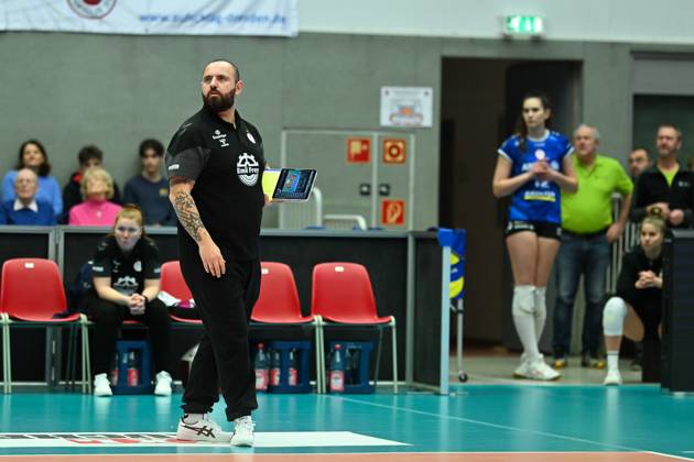 Konstantin Bitter (Cheftrainer Allianz MTV Stuttgart) Dresdner SC vs. Allianz MTV Stuttgart, 1. Volleyball Bundesliga Frauen, Spielzeit 2024 2025, 11.01.2025 Dresdner SC vs. Allianz MTV Stuttgart, 1. Volleyball Bundesliga Frauen, Spielzeit 2024 2025, 11.01.2025 Dresden Copyright: xEibner-Pressefoto PatrickxHoepnex EP_PHR