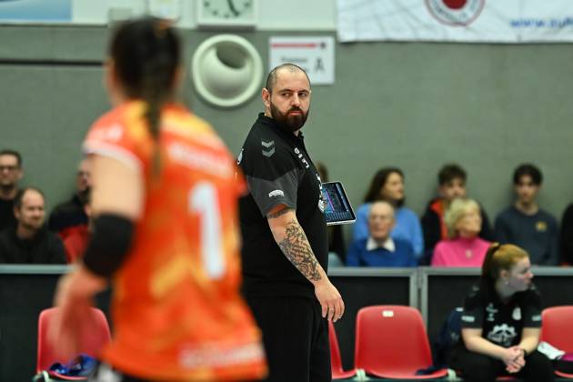 Konstantin Bitter (Cheftrainer Allianz MTV Stuttgart) Dresdner SC vs. Allianz MTV Stuttgart, 1. Volleyball Bundesliga Frauen, Spielzeit 2024 2025, 11.01.2025 Dresdner SC vs. Allianz MTV Stuttgart, 1. Volleyball Bundesliga Frauen, Spielzeit 2024 2025, 11.01.2025 Dresden Copyright: xEibner-Pressefoto PatrickxHoepnex EP_PHR