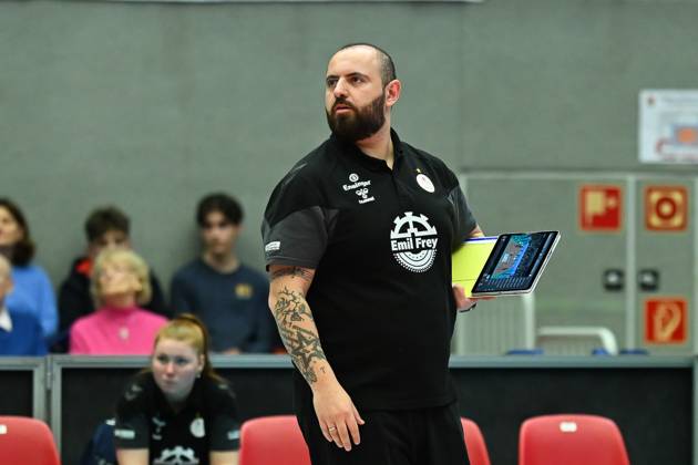 Konstantin Bitter (Cheftrainer Allianz MTV Stuttgart) Dresdner SC vs. Allianz MTV Stuttgart, 1. Volleyball Bundesliga Frauen, Spielzeit 2024 2025, 11.01.2025 Dresdner SC vs. Allianz MTV Stuttgart, 1. Volleyball Bundesliga Frauen, Spielzeit 2024 2025, 11.01.2025 Dresden Copyright: xEibner-Pressefoto PatrickxHoepnex EP_PHR