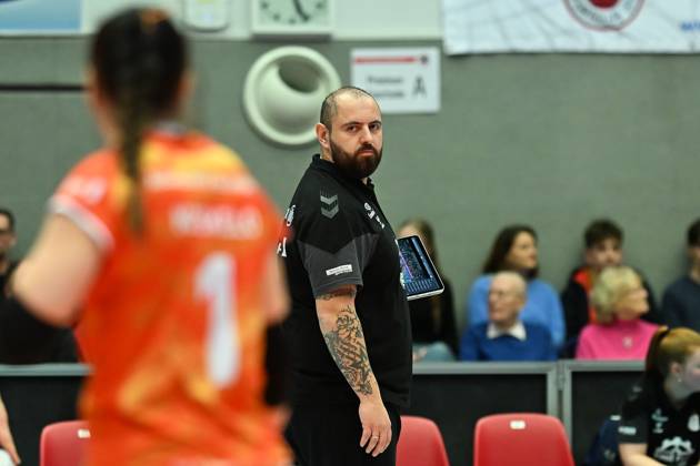 Konstantin Bitter (Cheftrainer Allianz MTV Stuttgart) Dresdner SC vs. Allianz MTV Stuttgart, 1. Volleyball Bundesliga Frauen, Spielzeit 2024 2025, 11.01.2025 Dresdner SC vs. Allianz MTV Stuttgart, 1. Volleyball Bundesliga Frauen, Spielzeit 2024 2025, 11.01.2025 Dresden Copyright: xEibner-Pressefoto PatrickxHoepnex EP_PHR