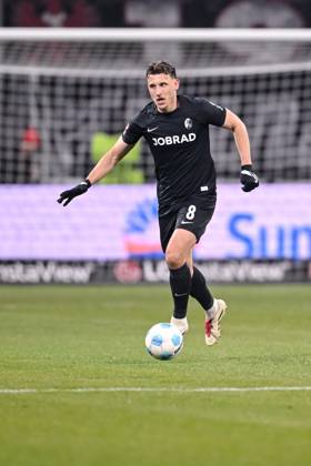 Maximilian Eggestein (SC Freiburg) in Aktion, am Ball, Einzelaktion waehrend des Spiels der 1. Bundesliga zwischen Eintracht Frankfurt und SC Freiburg, Deutsche Bank Park am 14. January 2025 in Frankfurt am Main, Deutschland. (Foto von Harry Langer DeFodi Images) +++ Maximilian Eggestein (SC Freiburg) controls the Ball during the Bundesliga match between Eintracht Frankfurt and SC Freiburg at Deutsche Bank Park on January 14, 2025 in Frankfurt am Main, Germany. (Photo by Harry Langer DeFodi Images) DFL regulations prohibit any use of photographs as image sequences and or quasi-video. Defodi-541_SGESCF20250112_518