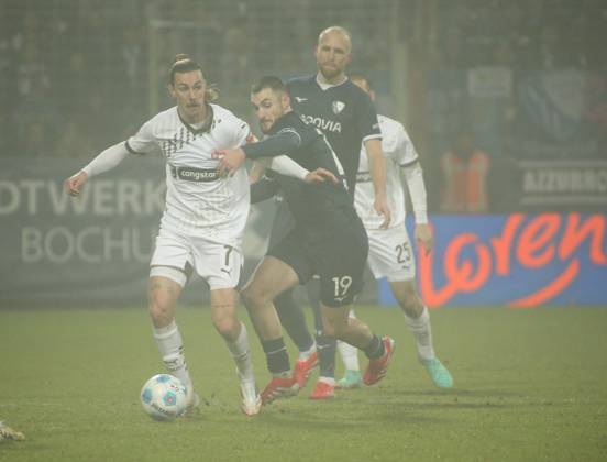 15.01.2025, xgrfx, Fussball 1.Bundesliga, VfL Bochum - FC St.Pauli emspor, v.l. Jackson Irvin (FC St. Pauli), Mats Bero (VfL Bochum) (DFL DFB REGULATIONS PROHIBIT ANY USE OF PHOTOGRAPHS as IMAGE SEQUENCES and or QUASI-VIDEO) Bochum