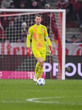 Torwart Manuel Neuer (FC Bayern Muenchen) in Aktion, am Ball, Einzelaktion waehrend des Spiels der 1. Bundesliga zwischen FC Bayern München und TSG 1899 Hoffenheim, Allianz Arena am 15. January 2025 in München, Deutschland. (Foto von Harry Langer DeFodi Images) +++ Torwart Manuel Neuer (FC Bayern Muenchen) controls the Ball during the Bundesliga match between FC Bayern München and TSG 1899 Hoffenheim at Allianz Arena on January 15, 2025 in Munich, Germany. (Photo by Harry Langer DeFodi Images) DFL regulations prohibit any use of photographs as image sequences and or quasi-video. Defodi-541_FCBTSG20250115_462