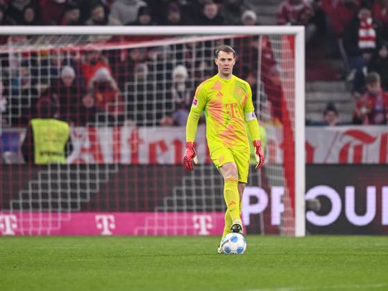Torwart Manuel Neuer (FC Bayern Muenchen) in Aktion, am Ball, Einzelaktion waehrend des Spiels der 1. Bundesliga zwischen FC Bayern München und TSG 1899 Hoffenheim, Allianz Arena am 15. January 2025 in München, Deutschland. (Foto von Harry Langer DeFodi Images) +++ Torwart Manuel Neuer (FC Bayern Muenchen) controls the Ball during the Bundesliga match between FC Bayern München and TSG 1899 Hoffenheim at Allianz Arena on January 15, 2025 in Munich, Germany. (Photo by Harry Langer DeFodi Images) DFL regulations prohibit any use of photographs as image sequences and or quasi-video. Defodi-541_FCBTSG20250115_463