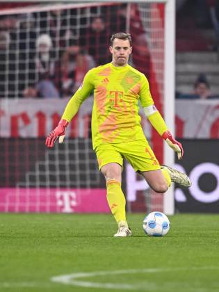 Torwart Manuel Neuer (FC Bayern Muenchen) in Aktion, am Ball, Einzelaktion waehrend des Spiels der 1. Bundesliga zwischen FC Bayern München und TSG 1899 Hoffenheim, Allianz Arena am 15. January 2025 in München, Deutschland. (Foto von Harry Langer DeFodi Images) +++ Torwart Manuel Neuer (FC Bayern Muenchen) controls the Ball during the Bundesliga match between FC Bayern München and TSG 1899 Hoffenheim at Allianz Arena on January 15, 2025 in Munich, Germany. (Photo by Harry Langer DeFodi Images) DFL regulations prohibit any use of photographs as image sequences and or quasi-video. Defodi-541_FCBTSG20250115_464 Defodi-541 DFL regulations prohibit any use of photographs as image sequences and or quasi-video.