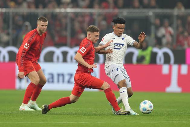 im Zweikampf, Aktion, mit Joshua Kimmich 6 (FC Bayern Muenchen), Gift Orban 14 (TSG 1899 Hoffenheim), FC Bayern Muenchen vs. TSG 1899 Hoffenheim, Fussball, 1. Bundesliga, 17. Spieltag, 15.01.2025 DFB regulations prohibit any use of photographs as image sequences and or quasi-video Muenchen Bayern Deutschland