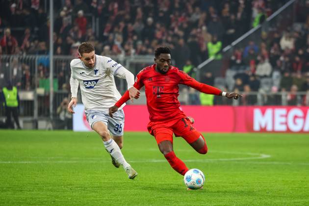 Alphonso Davies (FC Bayern Muenchen, 19) mit Ball mit Arthur Chaves (TSG Hoffenheim, 35), GER, FC Bayern Muenchen vs. TSG Hoffenheim, Fussball, Bundesliga, 17. Spieltag, Spielzeit 2024 2025, 15.01.2025, (DFL DFB REGULATIONS PROHIBIT ANY USE OF PHOTOGRAPHS as IMAGE SEQUENCES and or QUASI-VIDEO), GER, FC Bayern Muenchen vs. TSG Hoffenheim, Fussball, Bundesliga, 17. Spieltag, Spielzeit 2024 2025, 15.01.2025 Muenchen Copyright: xEibner-Pressefoto JennixMaulx EP_JML
