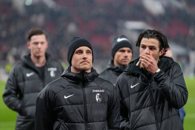 Maximilian Eggestein (SC Freiburg, 08) und Merlin Röhl Merlin Roehl (SC Freiburg, 34) frustriert nach der hohen Niederlage , Fussball, 1. Bundesliga, 18.Spieltag, 2024 2025, VfB Stuttgart vs. SC Freiburg, 18.01.2025, MHP Arena, Stuttgart, Deutschland DFL REGULATIONS PROHIBIT ANY USE OF PHOTOGRAPHS AS IMAGE SEQUENCES AND OR QUASI-VIDEO. Stuttgart MHP Arena Baden-Württemberg Deutschland Copyright: xArnexAmbergx