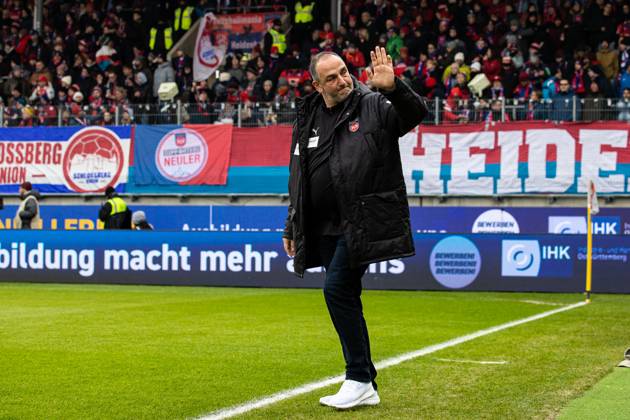 Frank Schmidt (1.FC Heidenheim, Chef-Trainer) verlaestt das Interview und winkt GER, 1.FC Heidenheim vs. FC St. Pauli, Fussball, Bundesliga, 18. Spieltag, Spielzeit 2024 2025, 18.01.2025 DFL REGULATIONS PROHIBIT ANY USE OF PHOTOGRAPHS AS IMAGE SEQUENCES AND OR QUASI-VIDEO GER, 1.FC Heidenheim vs. FC St. Pauli, Fussball, Bundesliga, 18. Spieltag, Spielzeit 2024 2025, 18.01.2025 Heidenheim Copyright: xEibner-Pressefoto RogerxBuerkex EP_RBE
