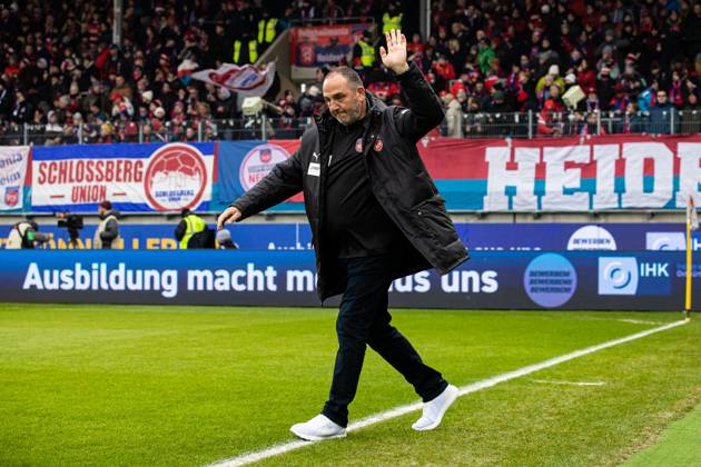 Frank Schmidt (1.FC Heidenheim, Chef-Trainer) verlaestt das Interview und winkt GER, 1.FC Heidenheim vs. FC St. Pauli, Fussball, Bundesliga, 18. Spieltag, Spielzeit 2024 2025, 18.01.2025 DFL REGULATIONS PROHIBIT ANY USE OF PHOTOGRAPHS AS IMAGE SEQUENCES AND OR QUASI-VIDEO GER, 1.FC Heidenheim vs. FC St. Pauli, Fussball, Bundesliga, 18. Spieltag, Spielzeit 2024 2025, 18.01.2025 Heidenheim Copyright: xEibner-Pressefoto RogerxBuerkex EP_RBE