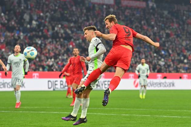 Harry KANE (Bayern Muenchen), Aktion,Zweikampf gegen Kilian FISCHER (VFL Wolfsburg), Kopfball. Fussball 1. Bundesliga Saison 2024 2025, 18.Spieltag, Spieltag18 FC Bayern Muenchen - VfL Wolfsburg 3-2 am 18.01.2025 , A L L I A N Z A R E N A.
