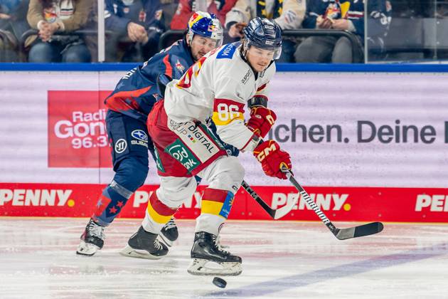 Kampf um den Puck Zweikampf zwischen Taro Hirose (EHC Red Bull Muenchen, 17) und Drake Rymsha (Duesseldorfer EG, 86). GER, EHC Red Bull Muenchen vs. Duesseldorfer EG, Eishockey, DEL, 38. Spieltag, Saison 2024 2025, 19.01.2025. GER, EHC Red Bull Muenchen vs. Duesseldorfer EG, Eishockey, DEL, 38. Spieltag, Saison 2024 2025, 19.01.2025. Muenchen Copyright: xEibner-Pressefoto FranzxFeinerx EP_HFR