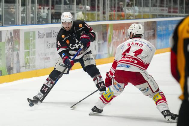 Kampf um den Puck Zweikampf zwischen Nickolas Latta (Towerstars Ravensburg, 14) und Jerkko Raemoe (Eispiraten Crimmitschau, 44) , GER, Ravensburg Towerstars vs. Eispiraten Crimmitschau, Eishockey, DEL2, Spielzeit 2024 2025, Spieltag 39, 21.01.25 GER, Ravensburg Towerstars vs. Eispiraten Crimmitschau, Eishockey, DEL2, Spielzeit 2024 2025, Spieltag 39, 21.01.25 Ravenburg Copyright: xEibner-Pressefoto MaximilianxRistx EP_MRT