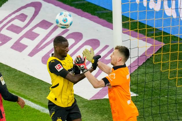Serhou Guirassy (Borussia Dortmund) und Torwart Lukas Hradecky (Bayer 04 Leverkusen) im Zweikampf waehrend des Spiels der 1. Bundesliga zwischen Borussia Dortmund und Bayer 04 Leverkusen, SIGNAL IDUNA PARK am 10. January 2025 in Dortmund, Deutschland. (Foto von Alex Gottschalk DeFodi Images) +++ Serhou Guirassy (Borussia Dortmund) und Torwart Lukas Hradecky (Bayer 04 Leverkusen) battle for the ball during the Bundesliga match between Borussia Dortmund and Bayer 04 Leverkusen at Signal Iduna Park on January 10, 2025 in Dortmund, Germany. (Photo by Alex Gottschalk DeFodi Images) DFL regulations prohibit any use of photographs as image sequences and or quasi-video. Defodi-001_ar20250110_1322392