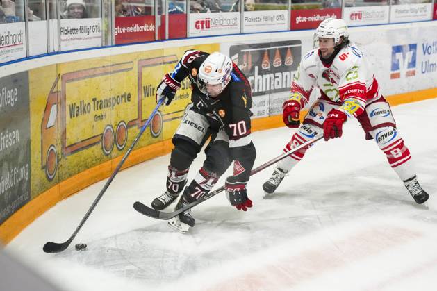 Kampf um den Puck Zweikampf zwischen Maximilian Hadraschek (Towerstars Ravensburg, 70) und Dominic Walsh (Eispiraten Crimmitschau, 8), GER, Ravensburg Towerstars vs. Eispiraten Crimmitschau, Eishockey, DEL2, Spielzeit 2024 2025, Spieltag 39, 21.01.25 GER, Ravensburg Towerstars vs. Eispiraten Crimmitschau, Eishockey, DEL2, Spielzeit 2024 2025, Spieltag 39, 21.01.25 Ravenburg Copyright: xEibner-Pressefoto MaximilianxRistx EP_MRT