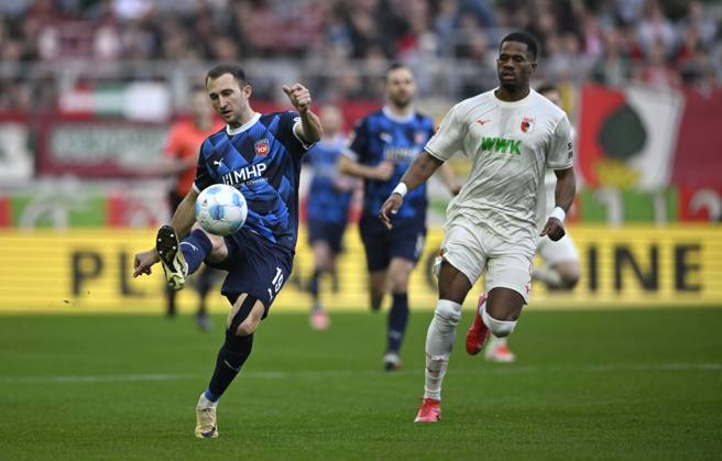 Zweikampf, Aktion Budu Zivzivadze Siwsiwadse 1. FC Heidenheim 1846 FCH (12) gegen Samuel Essende FC Augsburg FCA (09) FC Augsburg FCA vs 1. FC Heidenheim FCH 25.01.2025 DFL REGULATIONS PROHIBIT ANY USE OF PHOTOGRAPHS AS IMAGE SEQUENCES AND OR QUASI-VIDEO FC Augsburg FCA vs 1. FC Heidenheim FCH