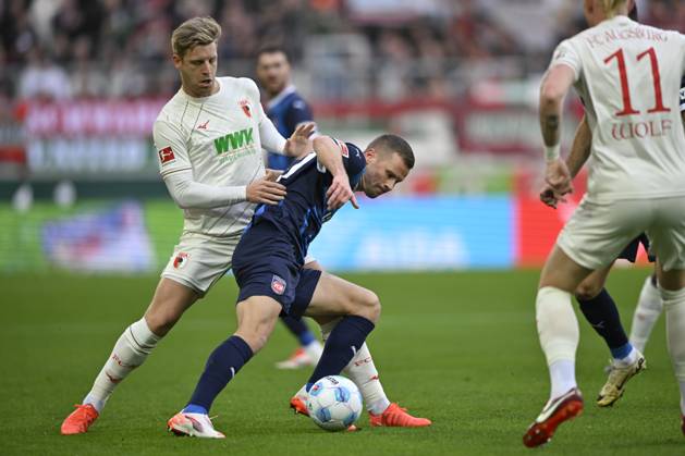 Zweikampf, Aktion Budu Zivzivadze Siwsiwadse 1. FC Heidenheim 1846 FCH (12) gegen Arne Maier FC Augsburg FCA (10) FC Augsburg FCA vs 1. FC Heidenheim FCH 25.01.2025 DFL REGULATIONS PROHIBIT ANY USE OF PHOTOGRAPHS AS IMAGE SEQUENCES AND OR QUASI-VIDEO FC Augsburg FCA vs 1. FC Heidenheim FCH