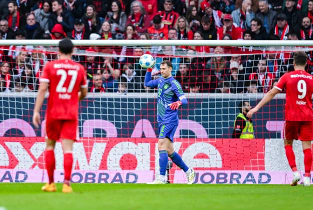 Torwart Manuel Neuer (FC Bayern Muenchen) in Aktion waehrend des Spiels der 1. Bundesliga zwischen SC Freiburg und FC Bayern München, Europa-Park Stadion am 25. January 2025 in Freiburg, Deutschland. (Foto von Silas Schueller DeFodi Images) +++ Goalkeeper Manuel Neuer (FC Bayern Muenchen) controls the ball during the Bundesliga match between SC Freiburg and FC Bayern München at Europa-Park Stadium on January 25, 2025 in Freiburg, Germany. (Photo by Silas Schueller DeFodi Images) DFL regulations prohibit any use of photographs as image sequences and or quasi-video. (Photo by Silas Schueller DeFodi Images) Defodi-738_738_SCFBAY_20250125_386