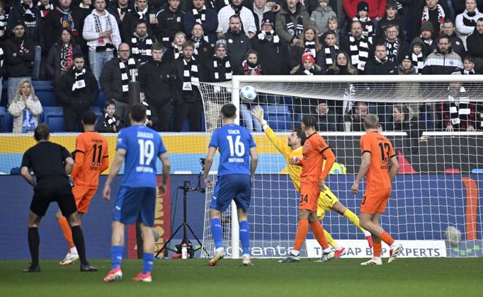 Strafraumszene, Torraumszene Torschuss Aktion Torchance Adam Hlozek TSG 1899 Hoffenheim (23) (nicht im Bild) Torwart Kevin Trapp Eintracht Frankfurt SGE (01) Schiedsrichter Referee Sascha Stegemann TSG 1899 Hoffenheim vs Eintracht Frankfurt SGE 26.01.2025 DFL REGULATIONS PROHIBIT ANY USE OF PHOTOGRAPHS AS IMAGE SEQUENCES AND OR QUASI-VIDEO TSG 1899 Hoffenheim vs Eintracht Frankfurt SGE