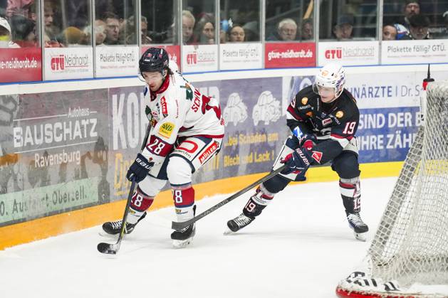 Kampf um den Puck Zweikampf zwischen Daniel Schwaiger (EHC Freiburg, 28) und Erik Jinesjoe Karlsson (Towerstars Ravensburg, 19) , GER, Ravensburg Towerstars vs. EHC Freiburg, Eishockey, DEL2, Spielzeit 2024 2025, Spieltag 41, 26.01.25 GER, Ravensburg Towerstars vs. EHC Freiburg, Eishockey, DEL2, Spielzeit 2024 2025, Spieltag 41, 26.01.25 Ravenburg Copyright: xEibner-Pressefoto MaximilianxRistx EP_MRT