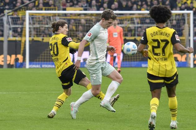 v. li. im Zweikampf Marcel Sabitzer (Dortmund 20) Jens Stage (Werder Bremen 6) 25.01.2025 Fussball Borussia Dortmund vs SV Werder Bremen , Signal Iduna Park, Dortmund, DFB DFL REGULATIONS PROHIBIT ANY USE OF PHOTOGRAPHS AS IMAGE SEQUENCES AND OR QUASI-VIDEO