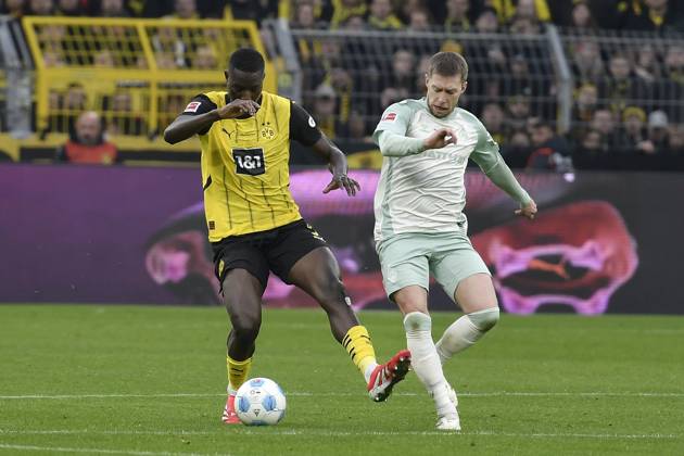 v. li. im Zweikampf Serhou Guirassy (Dortmund 9) Mitchell Weiser (Werder Bremen 8) 25.01.2025 Fussball Borussia Dortmund vs SV Werder Bremen , Signal Iduna Park, Dortmund, DFB DFL REGULATIONS PROHIBIT ANY USE OF PHOTOGRAPHS AS IMAGE SEQUENCES AND OR QUASI-VIDEO