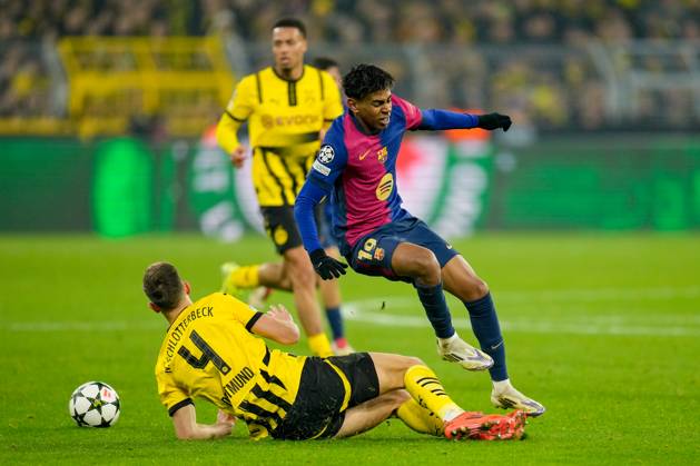 Nico Schlotterbeck (Borussia Dortmund) und Lamine Yamal FC Barcelona, Barca battle for the ball during the UEFA Champions League 2024 25 League Phase MD6 match between Borussia Dortmund and FC Barcelona at Signal Iduna Park on December 11, 2024 in Dortmund, Germany. (Photo by Alex Gottschalk DeFodi Images) Defodi-001_ar20241211_1326836