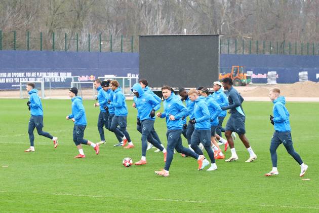 RB Leipzig - Training Champions League Leipzig, 28.01.2025, RBL Trainingszentrum, UEFA Champions League, RB LEIPZIG Abschlusstraining vorm morgigen Spiel bei Sturm Graz , Im Bild: Spieler von RB Leipzig laufen sich warm , Nur zur redaktionellen Nutzung. Editorial use only. ,