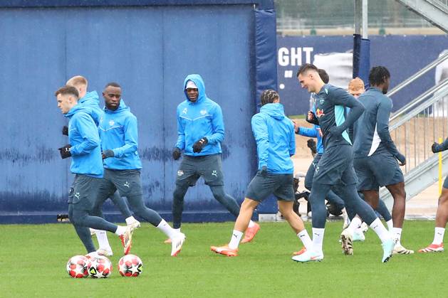 RB Leipzig - Training Champions League Leipzig, 28.01.2025, RBL Trainingszentrum, UEFA Champions League, RB LEIPZIG Abschlusstraining vorm morgigen Spiel bei Sturm Graz , Im Bild: Spieler von RB Leipzig wärmen sich auf , Nur zur redaktionellen Nutzung. Editorial use only. ,