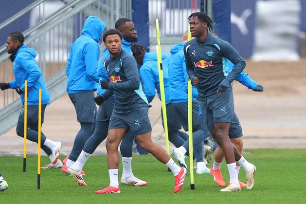RB Leipzig - Training Champions League Leipzig, 28.01.2025, RBL Trainingszentrum, UEFA Champions League, RB LEIPZIG Abschlusstraining vorm morgigen Spiel bei Sturm Graz , Im Bild v.l.: Lois Openda und El Chadaille Bitshiabu , Nur zur redaktionellen Nutzung. Editorial use only. ,