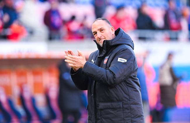 Trainer Frank Schmidt (1. FC Heidenheim) gestikuliert waehrend des Spiels der 1. Bundesliga zwischen 1. FC Heidenheim 1846 und Borussia Dortmund, Voith-Arena am 01. February 2025 in Heidenheim, Deutschland. (Foto von Silas Schueller DeFodi Images) +++ Coach Frank Schmidt (1. FC Heidenheim) gestures during the Bundesliga match between 1. FC Heidenheim 1846 and Borussia Dortmund at Voith Arena on February 1, 2025 in Heidenheim, Germany. (Photo by Silas Schueller DeFodi Images) DFL regulations prohibit any use of photographs as image sequences and or quasi-video. (Photo by Silas Schueller DeFodi Images) Defodi-738_738_FCHBVB_20250201_135 Defodi-738 DFL regulations prohibit any use of photographs as image sequences and or quasi-video.