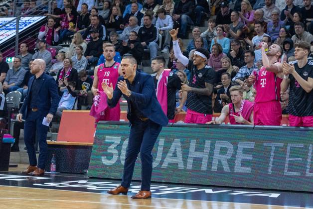 Marko Stankovic (Telekom Baskets Bonn, Head Coach) feuert sein Team an Telekom Baskets Bonn vs. NINERS Chemnitz, Basketball, easy Credit BBL, 19. Spieltag, 2024 2025, 02.02.2025 Telekom Baskets Bonn vs. NINERS Chemnitz, Basketball, easy Credit BBL, 19. Spieltag, 2024 2025, 02.02.2025 Bonn Copyright: xEibner-Pressefoto GerhardxWingenderx EP_GWR