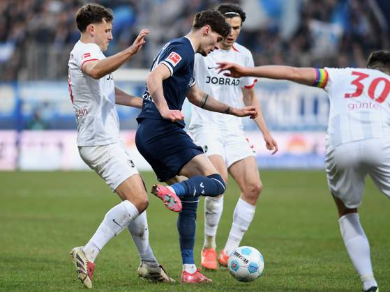 Maximilian Eggestein (SC Freiburg) und Moritz Broschinski (VfL Bochum) im Zweikampf waehrend des Spiels der 1. Bundesliga zwischen VfL Bochum 1848 und SC Freiburg, Vonovia Ruhrstadion am 01. February 2025 in Bochum, Deutschland. (Foto von Ralf Treese DeFodi Images) +++ Maximilian Eggestein (SC Freiburg) und Moritz Broschinski (VfL Bochum) battle for the ball during the Bundesliga match between VfL Bochum 1848 and SC Freiburg at Vonovia Ruhrstadion on February 1, 2025 in Bochum, Germany. (Photo by Ralf Treese DeFodi Images) DFL regulations prohibit any use of photographs as image sequences and or quasi-video. (Photo by Ralf Treese DeFodi Images) Defodi-521_BOCSCF20250201_080