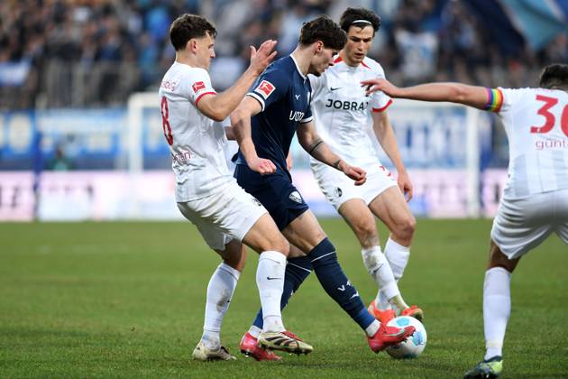 Maximilian Eggestein (SC Freiburg) und Moritz Broschinski (VfL Bochum) im Zweikampf waehrend des Spiels der 1. Bundesliga zwischen VfL Bochum 1848 und SC Freiburg, Vonovia Ruhrstadion am 01. February 2025 in Bochum, Deutschland. (Foto von Ralf Treese DeFodi Images) +++ Maximilian Eggestein (SC Freiburg) und Moritz Broschinski (VfL Bochum) battle for the ball during the Bundesliga match between VfL Bochum 1848 and SC Freiburg at Vonovia Ruhrstadion on February 1, 2025 in Bochum, Germany. (Photo by Ralf Treese DeFodi Images) DFL regulations prohibit any use of photographs as image sequences and or quasi-video. (Photo by Ralf Treese DeFodi Images) Defodi-521_BOCSCF20250201_081
