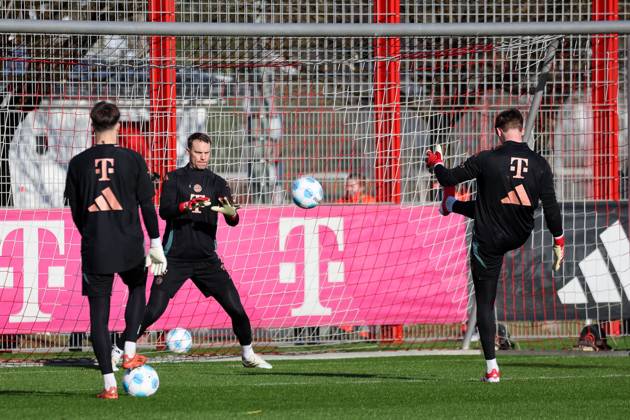 Manuel Neuer (FC Bayern Muenchen, 01) mit Jonas Urbig (FC Bayern Muenchen, 40) beim Training, GER, Oeffentliches Training, FC Bayern Muenchen, Fussball, Saison 2024 2025, 04.02.2025, GER, Oeffentliches Training, FC Bayern Muenchen, Fussball, Saison 2024 2025, 04.02.2025 Muenchen Copyright: xEibner-Pressefoto JennixMaulx EP_JML
