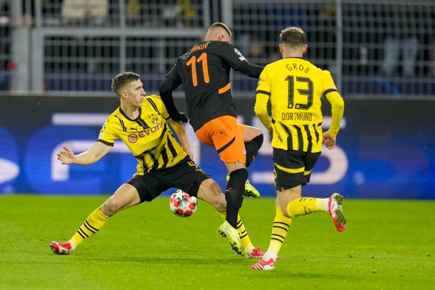 Nico Schlotterbeck (Borussia Dortmund) und Oleksandr Zubkov (Shakhtar Donetsk) battle for the ball during the UEFA Champions League 2024 25 League Phase MD8 match between Borussia Dortmund and FC Shakhtar Donetsk at Signal Iduna Park on January 29, 2025 in Dortmund, Germany. Defodi-001_20250129__1321183
